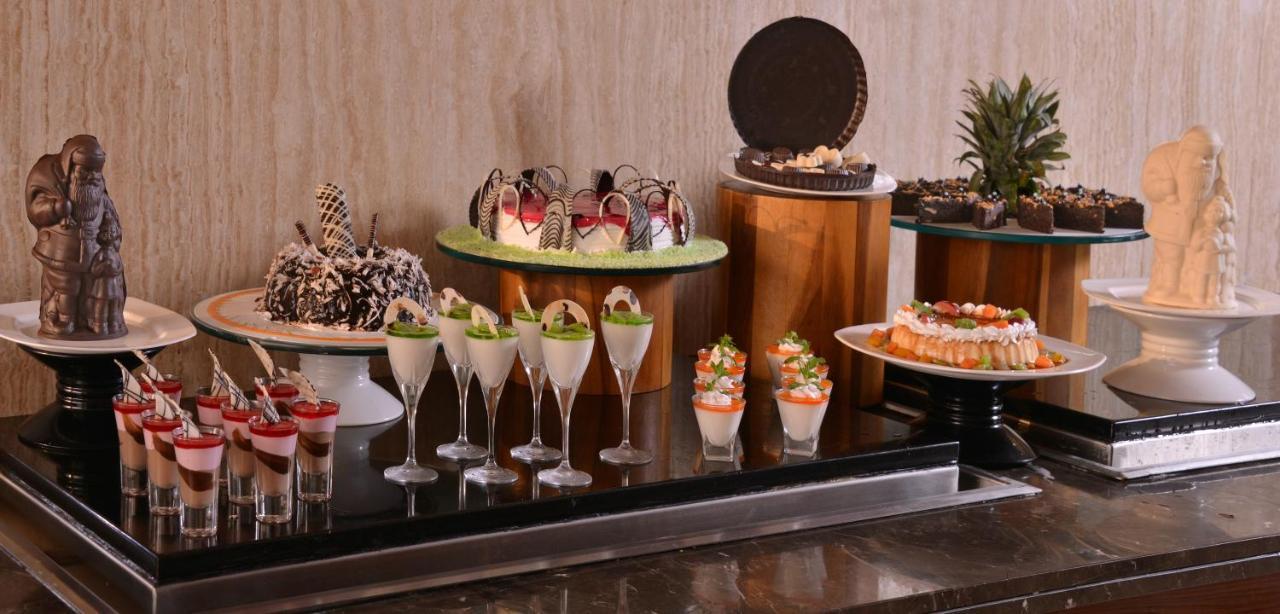 Holiday Inn Chandigarh Panchkula, An Ihg Hotel Ngoại thất bức ảnh A dessert buffet