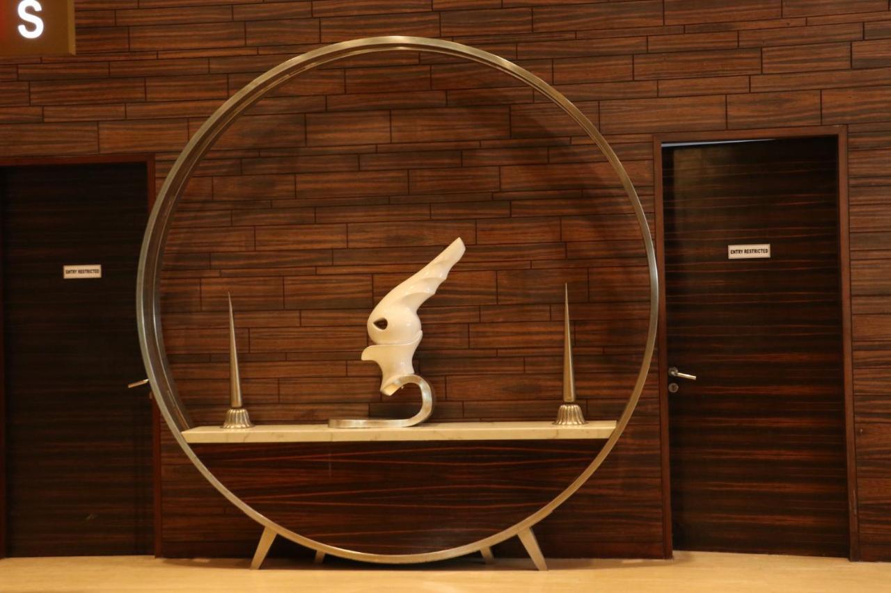 Holiday Inn Chandigarh Panchkula, An Ihg Hotel Ngoại thất bức ảnh The sculpture of the hotel's logo