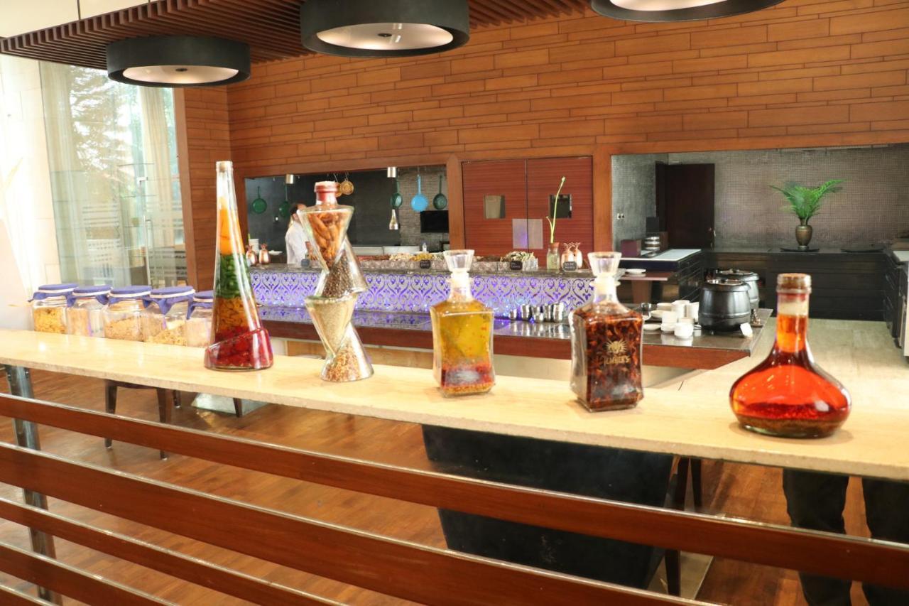 Holiday Inn Chandigarh Panchkula, An Ihg Hotel Ngoại thất bức ảnh A selection of liqueurs