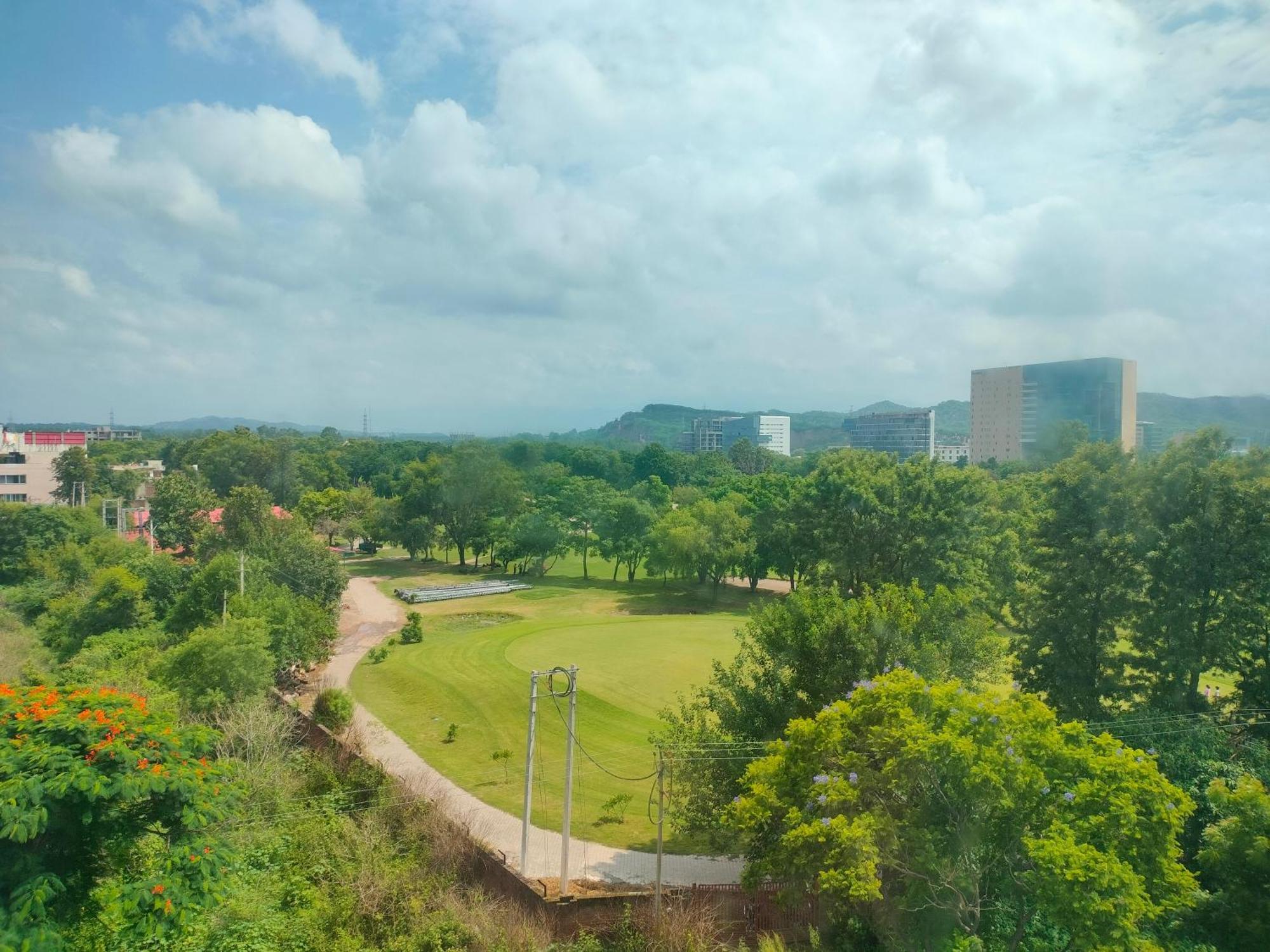 Holiday Inn Chandigarh Panchkula, An Ihg Hotel Ngoại thất bức ảnh View of the campus