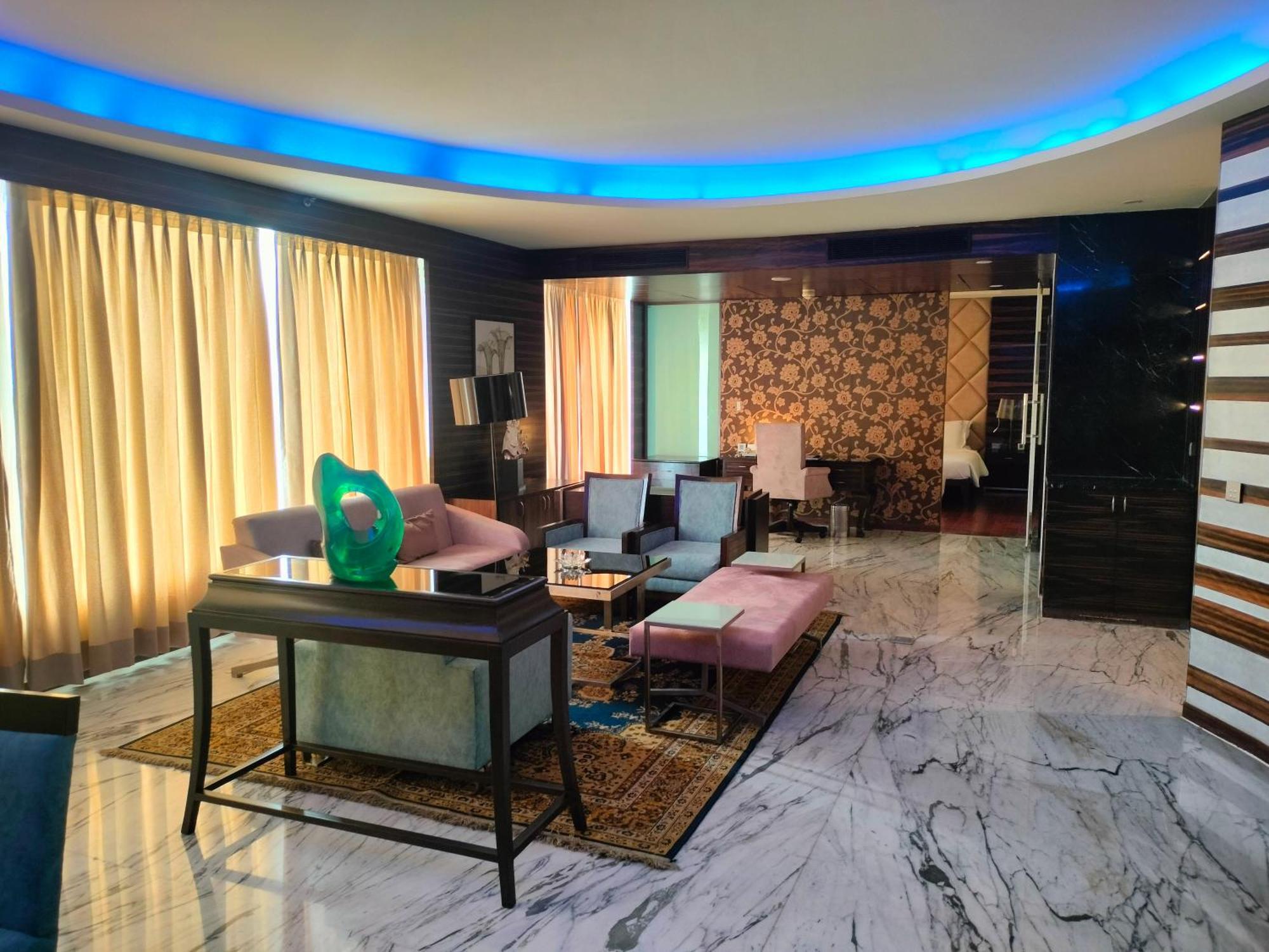 Holiday Inn Chandigarh Panchkula, An Ihg Hotel Ngoại thất bức ảnh A living room in a luxury apartment