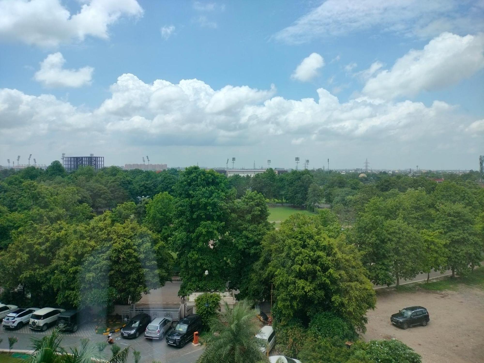 Holiday Inn Chandigarh Panchkula, An Ihg Hotel Ngoại thất bức ảnh View of the park from the hotel