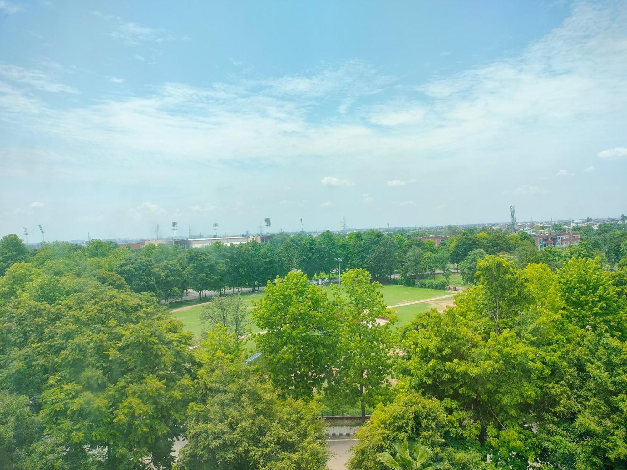 Holiday Inn Chandigarh Panchkula, An Ihg Hotel Ngoại thất bức ảnh View of the park from the observation tower