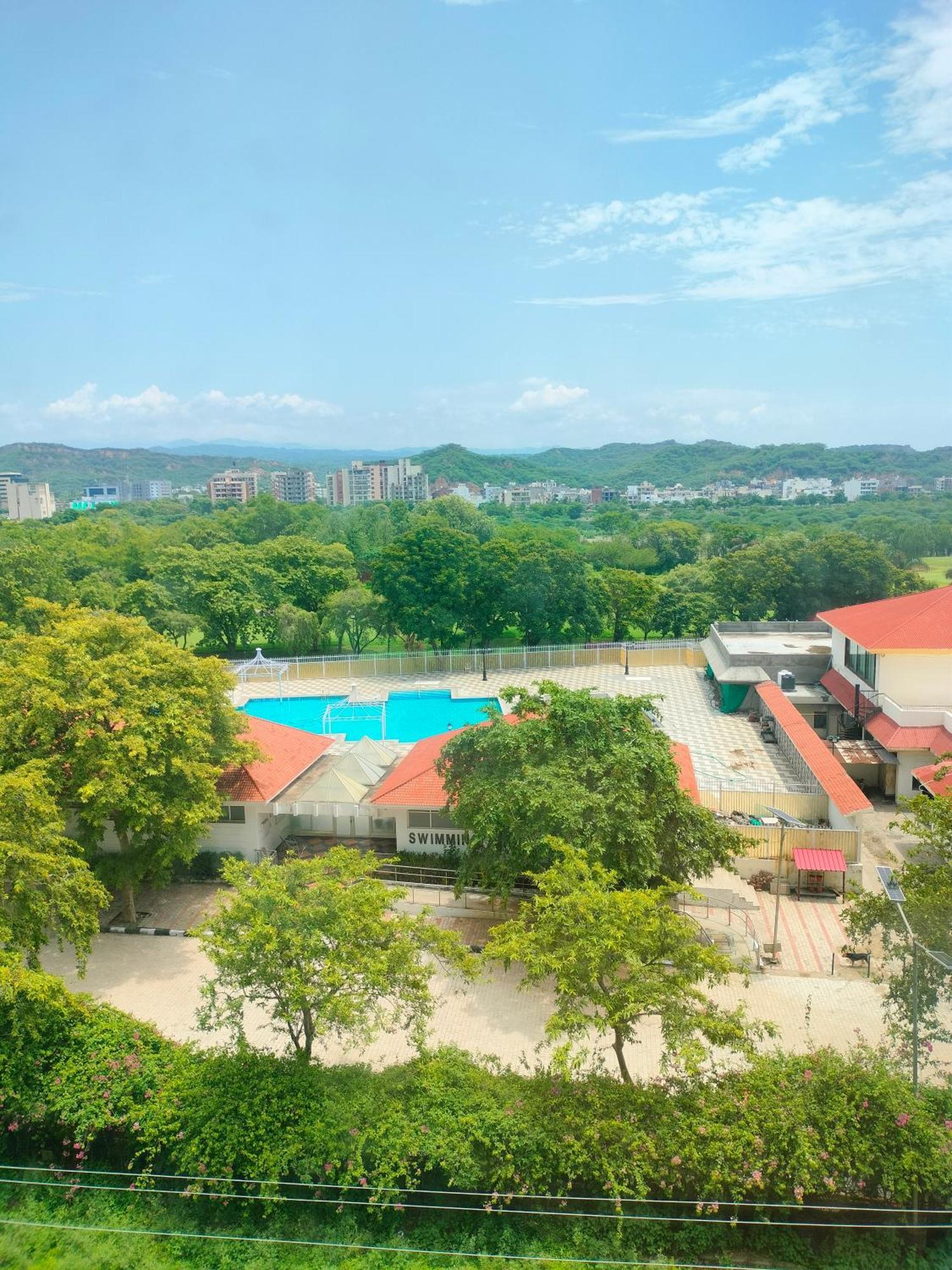 Holiday Inn Chandigarh Panchkula, An Ihg Hotel Ngoại thất bức ảnh Swimming pool