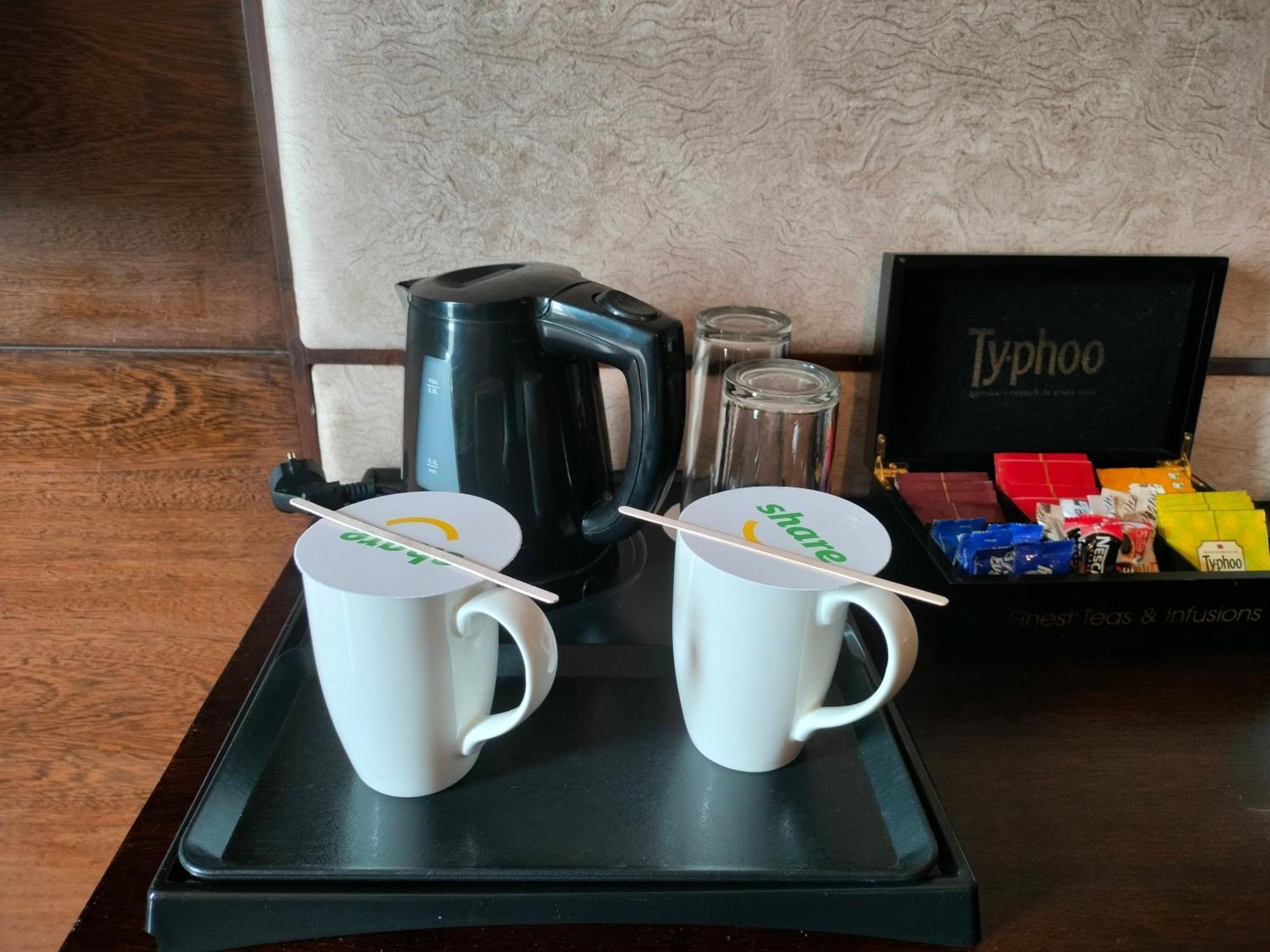 Holiday Inn Chandigarh Panchkula, An Ihg Hotel Ngoại thất bức ảnh A kettle and two cups in a hotel room
