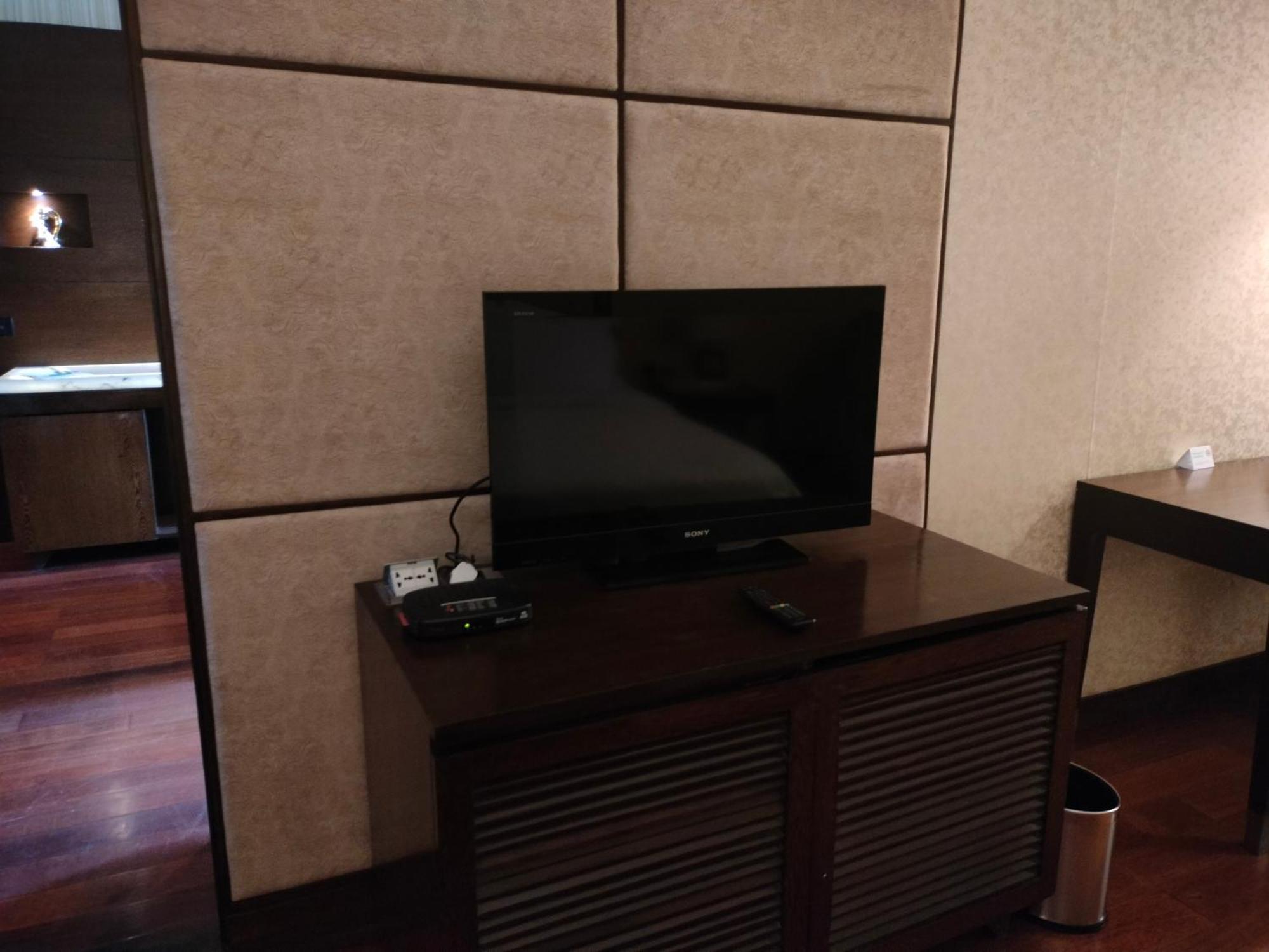 Holiday Inn Chandigarh Panchkula, An Ihg Hotel Ngoại thất bức ảnh A television in a hotel room