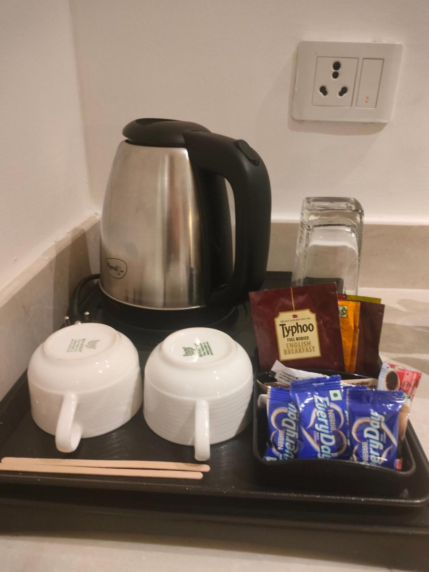 Holiday Inn Chandigarh Panchkula, An Ihg Hotel Ngoại thất bức ảnh A kettle with tea bags and cups