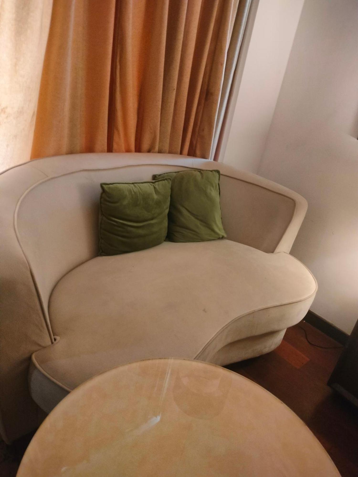 Holiday Inn Chandigarh Panchkula, An Ihg Hotel Ngoại thất bức ảnh A sofa in a hotel room